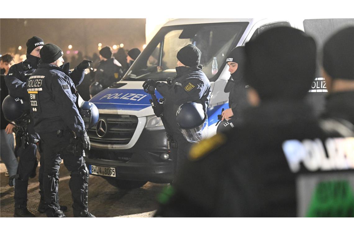 Einsatzkräfte der Polizei sichern eine Silvesterveranstaltung am Schlossplatz.