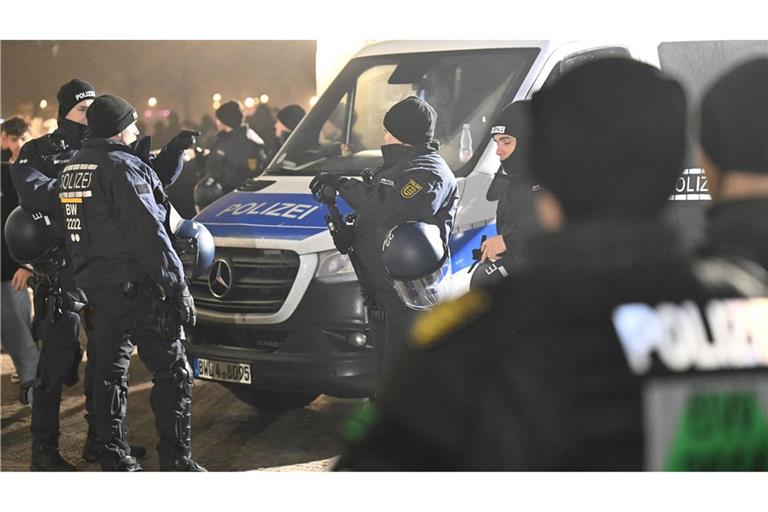 Einsatzkräfte der Polizei sichern eine Silvesterveranstaltung am Schlossplatz.