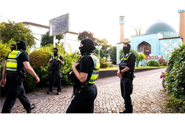 Einsatzkräfte der Polizei stehen während einer Razzia auf dem Gelände vom Islamischen Zentrum Hamburg (IZH) mit der Imam Ali Moschee (Blaue Moschee) an der Außenalster.