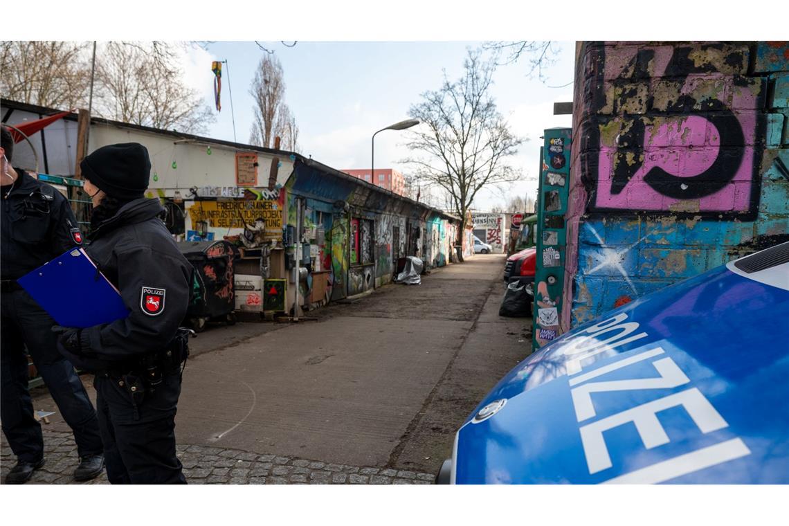 Einsatzkräfte der Polizei suchen bei der Fahndung nach den früheren RAF-Terroristen Staub und Garweg das Gelände am Markgrafendamm im Stadtteil Friedrichshain ab.