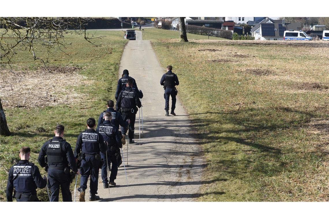 Einsatzkräfte der Polizei suchen das Fundgebiet nach Hinweisen ab.