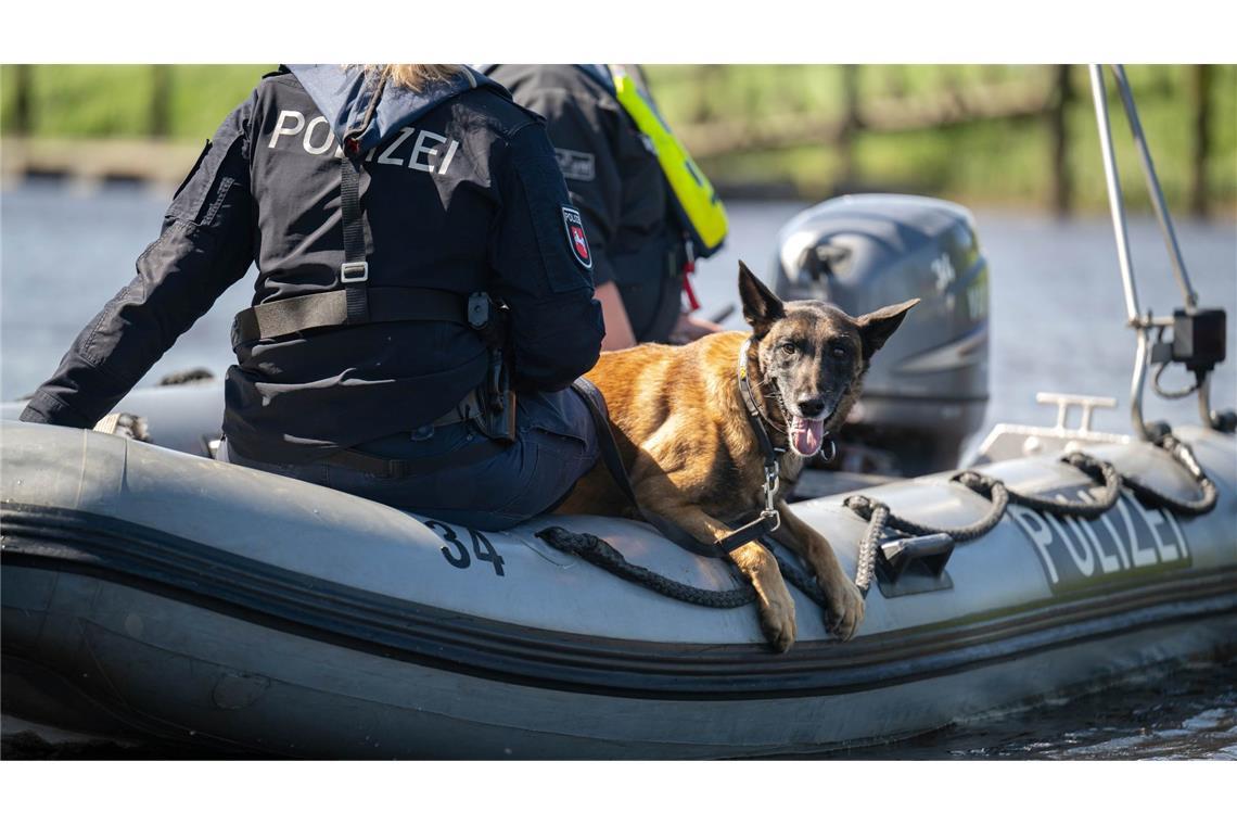 Einsatzkräfte der Polizei suchen nach dem vermissten Arian.