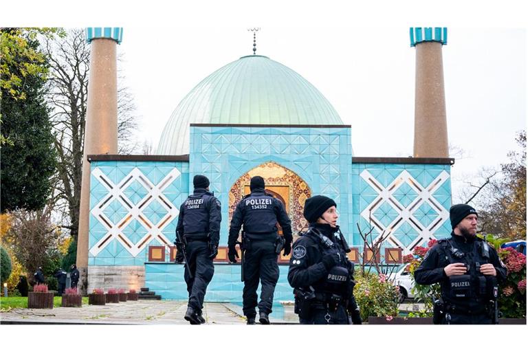Einsatzkräfte der Polizei während einer Razzia auf dem Gelände des Islamischen Zentrums Hamburg.