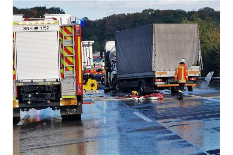 Einsatzkräfte der Feuerwehr arbeiten an der Unfallstelle auf der A6 bei Bad Rappenau. Foto: Julian Buchner/Einsatz-Report24/dpa