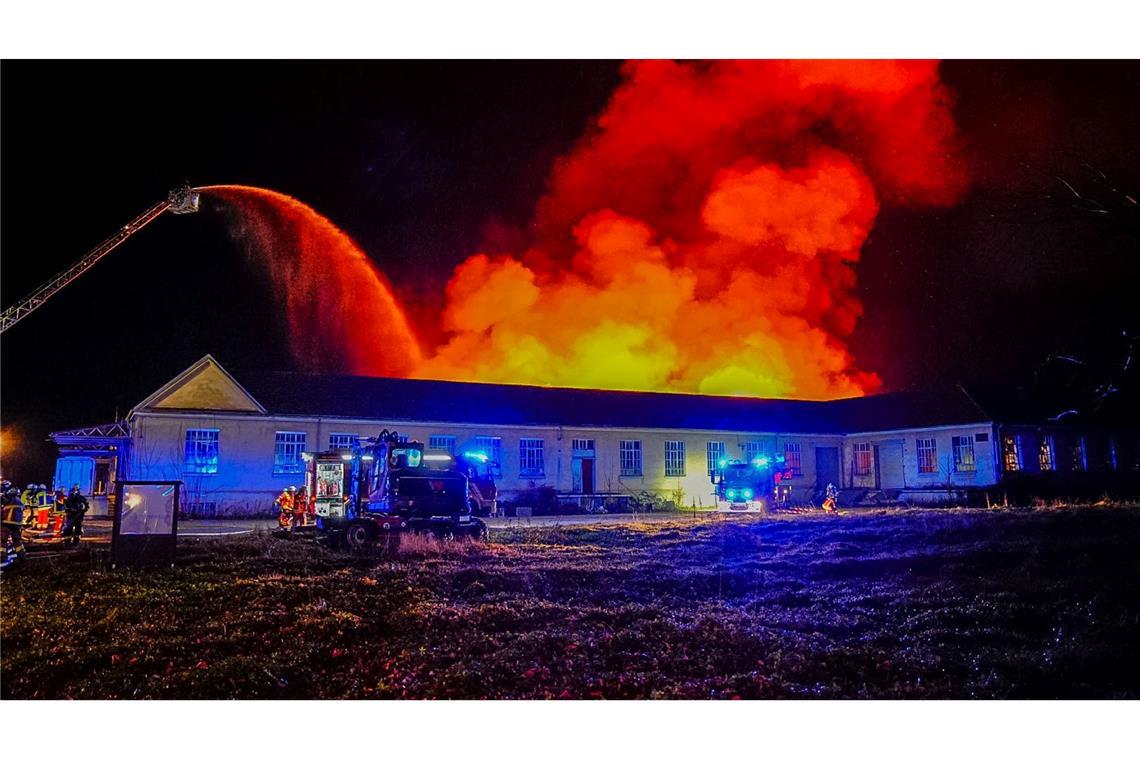 Einsatzkräfte der Feuerwehr löschen einen Brand in Wendlingen.