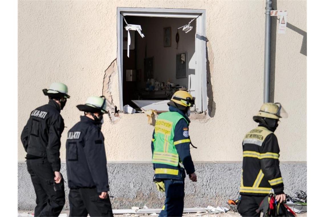 Fünf Verletzte bei Gasexplosion in Memmingen Einsatzkräfte des Landeskriminalamts und der Feuerwehr am Unglücksort. Foto: Matthias Balk/dpa