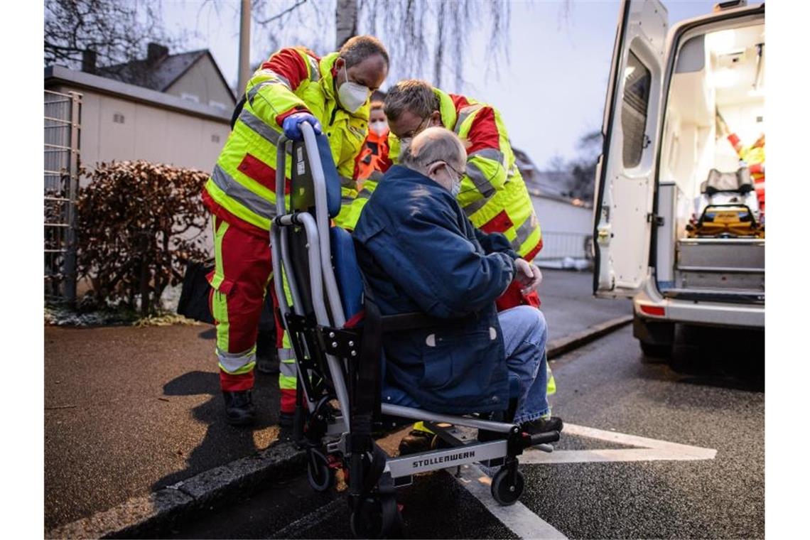 Weltkriegsbomben in Göttingen sollen gesprengt werden Einsatzkräfte evakuieren einen Bewohner in Göttingen. Foto: Swen Pförtner/dpa