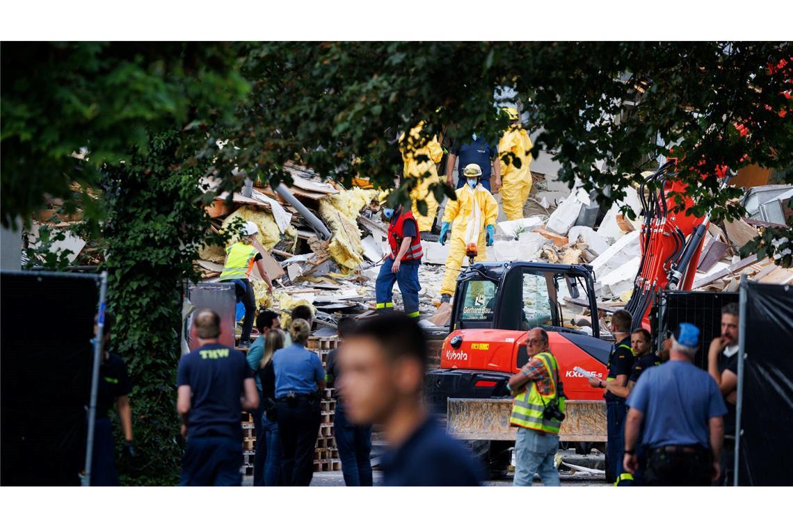 Einsatzkräfte räumten zur Bergung der zweiten Leiche Trümmer beiseite.