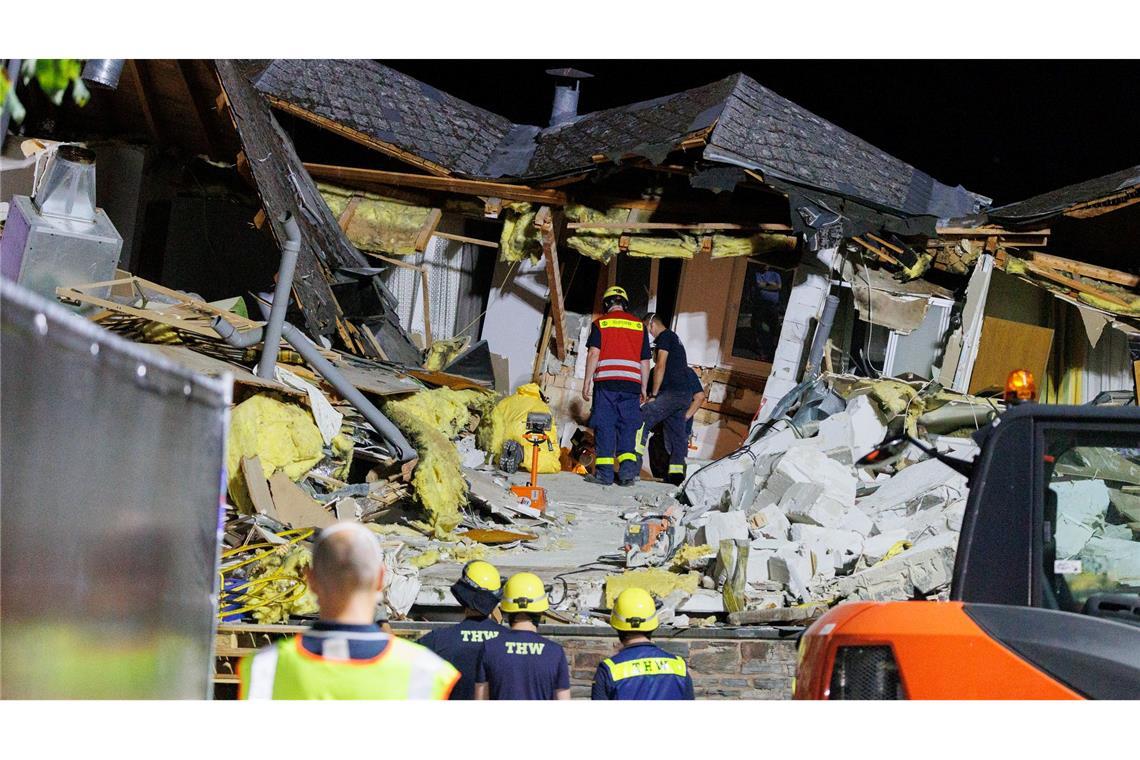 Einsatzkräfte räumten zur Bergung der zweiten Leiche Trümmer beiseite.