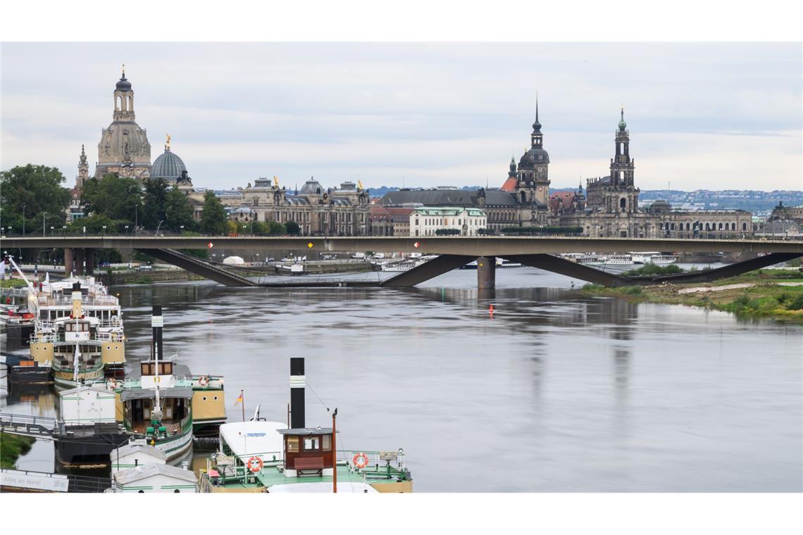 Einsatzkräfte reißen den eingestürzten Strang der Brücke komplett ab (Foto: aktuell)