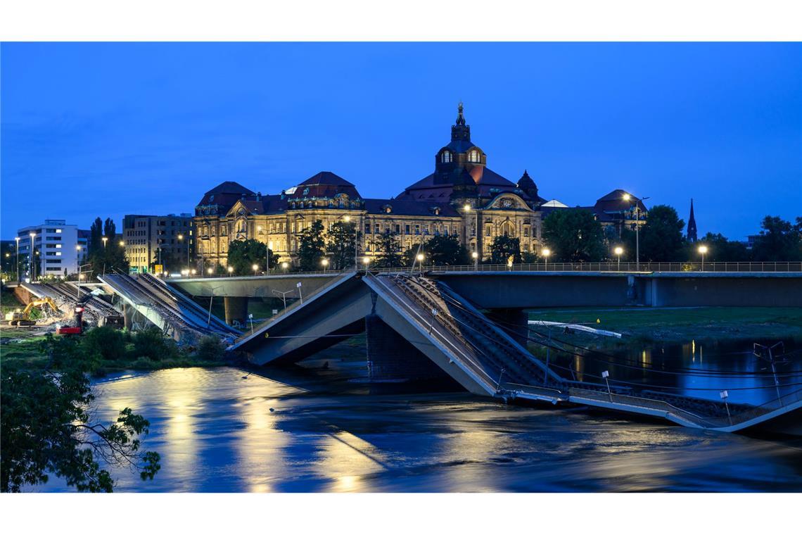 Einsatzkräfte reißen den eingestürzten Strang der Brücke komplett ab (Foto: aktuell)