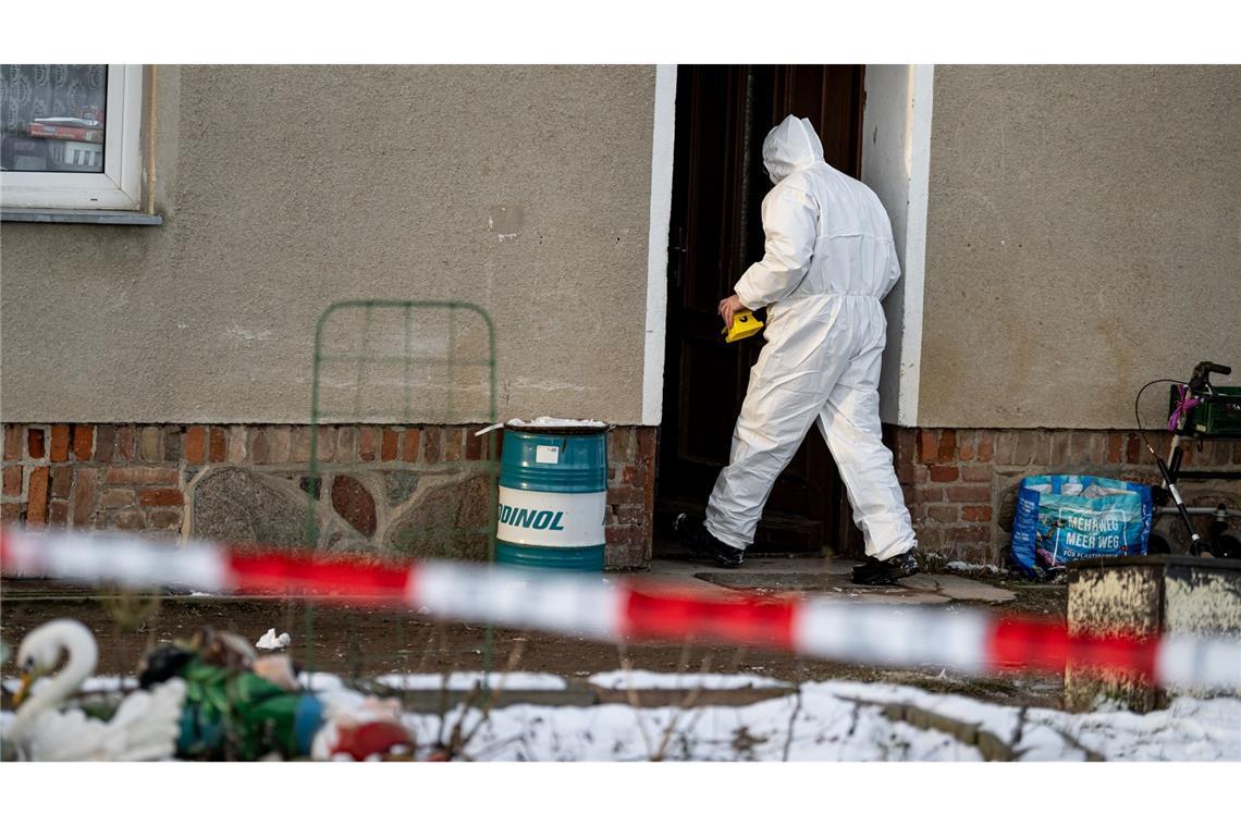 Einsatzkräfte sichern nach der Gewaltattacke in Casekow in Brandenburg Spuren.