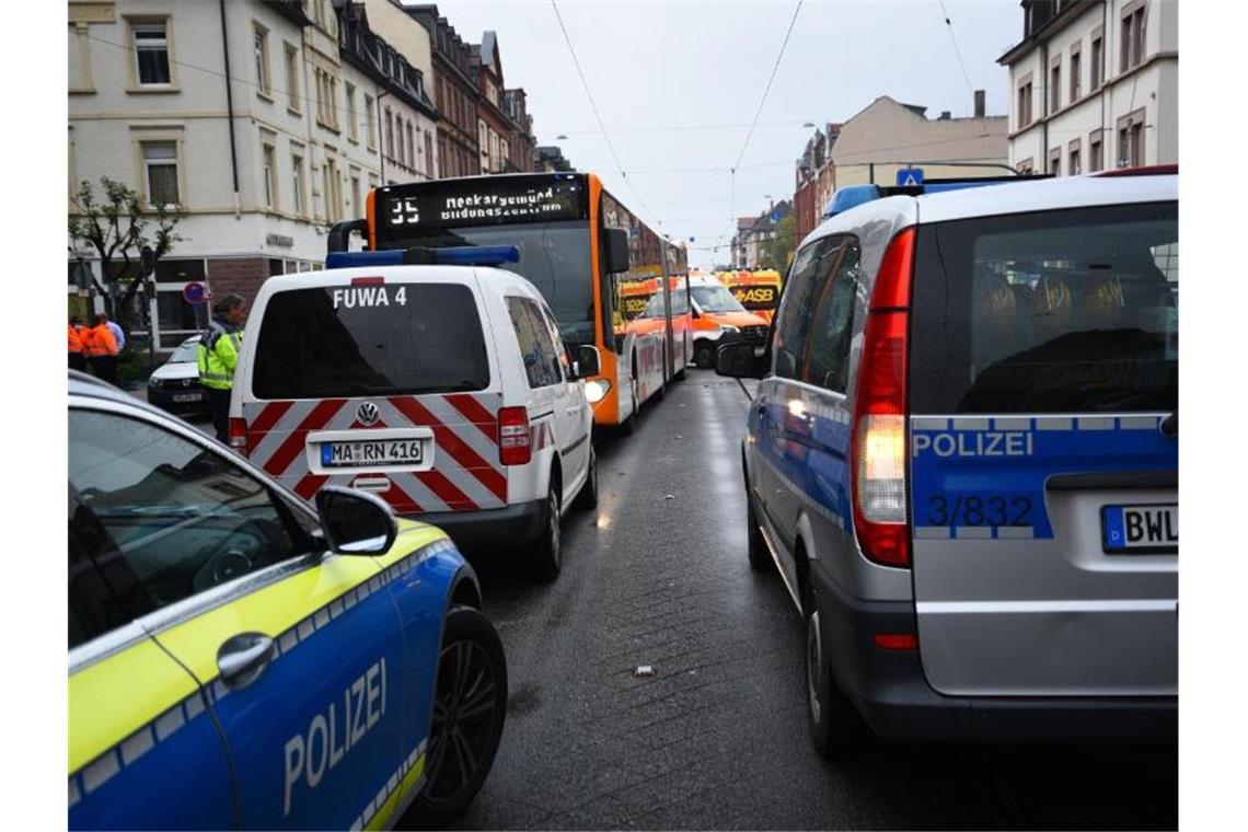 Zwei Busunfälle mit neun Verletzten in Heidelberg Einsatzkräfte sperren eine Unfallstelle in Heidelberg ab. Foto: René Priebe/pr-video/dpa
