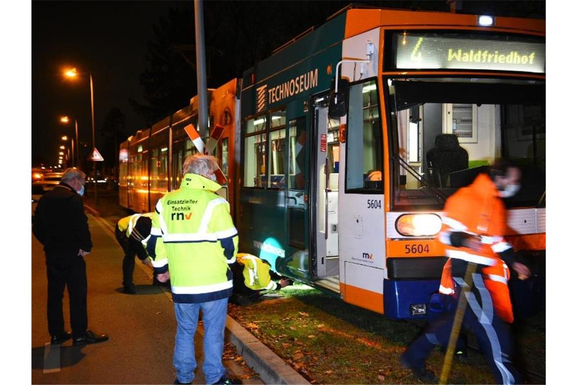 Einsatzkräfte stehen am Unfallort. Foto: René Priebe/PR-Video/dpa