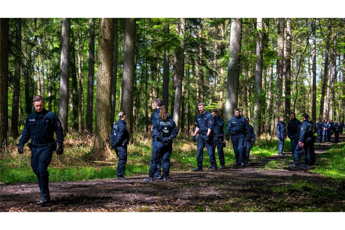 Einsatzkräfte suchen im niedersächsischen Bremervörde nach dem vermissten sechs Jahre alten Kind.