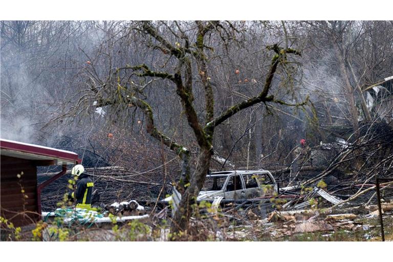 Einsatzkräfte und Rauch an der Absturzstelle