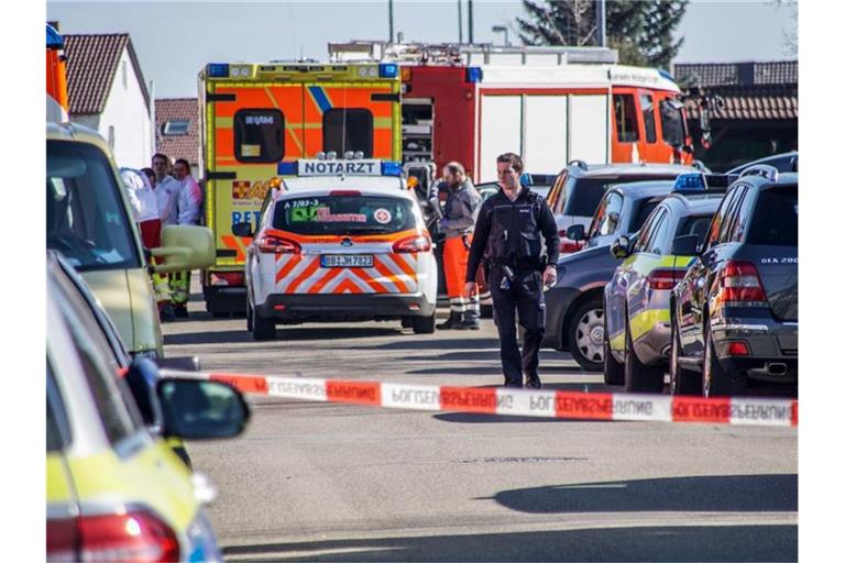 Einsatzkräfte von Polizei, Rettungsdiensten und Feuerwehr stehen in einem abgesperrten Wohngebiet. Foto: Dettenmeyer/SDMG/dpa