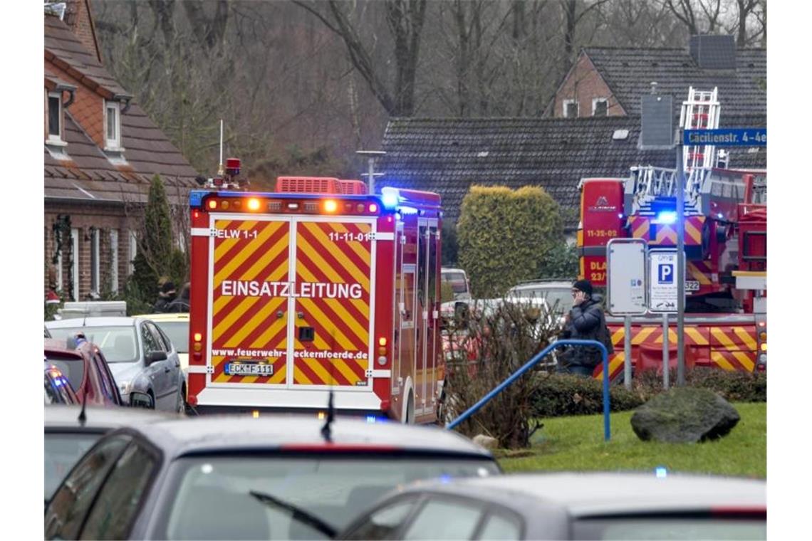 Junger Mann verletzt sich bei Böllerherstellung schwer Einsatzkräfte von Polizei und Feuerwehr stehen neben einem Haus in Eckernförde, in dem sich ein junger Mann beim Herstellen von Böllern schwer verletzt hat. Foto: Axel Heimken/dpa