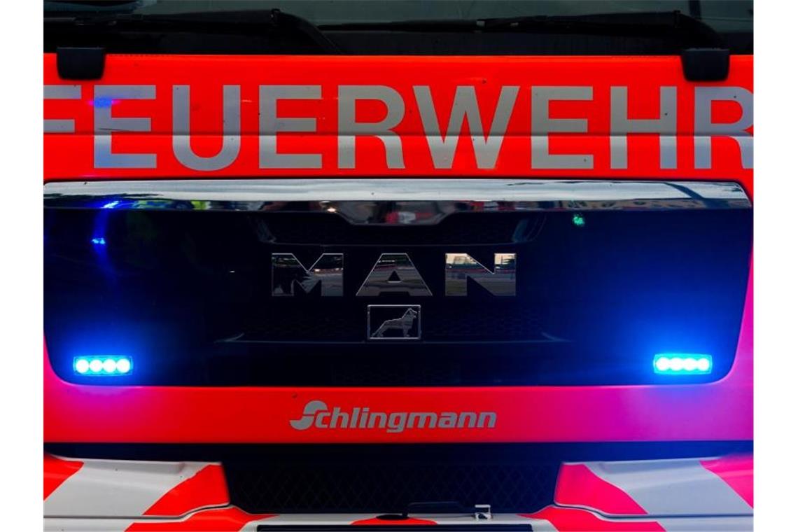 Kindergarten mit fast 20 Kindern nach Brandalarm evakuiert Einsatzwagen der Feuerwehr. Foto: Mohssen Assanimoghaddam/dpa/Archivbild