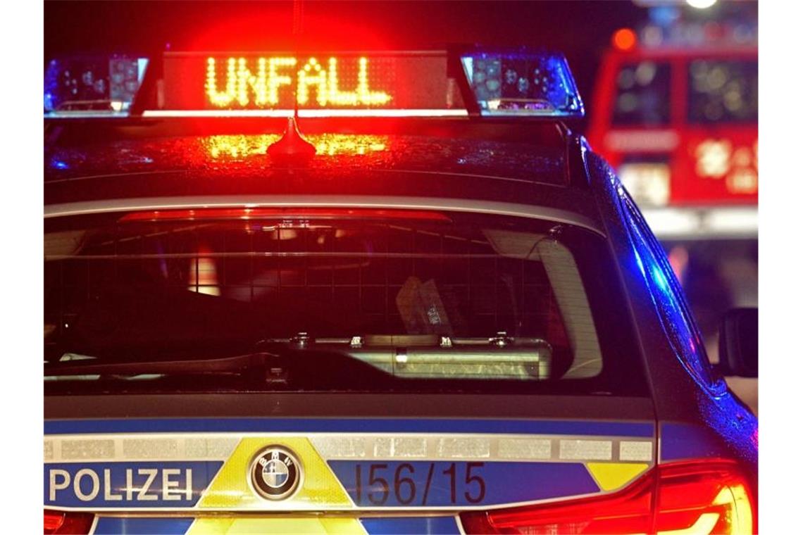 Ein Streifenwagen der Polizei steht an einer Unfallstelle. Foto: Stefan Puchner/dpa/Symbolbild