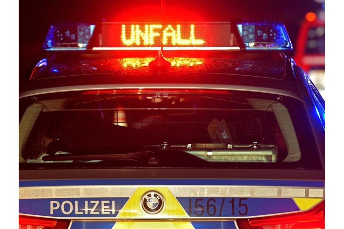 Zwei Verletzte nach Zusammenstoß auf Kreuzung Ein Streifenwagen der Polizei steht an einer Unfallstelle. Foto: Stefan Puchner/dpa/Symbolbild