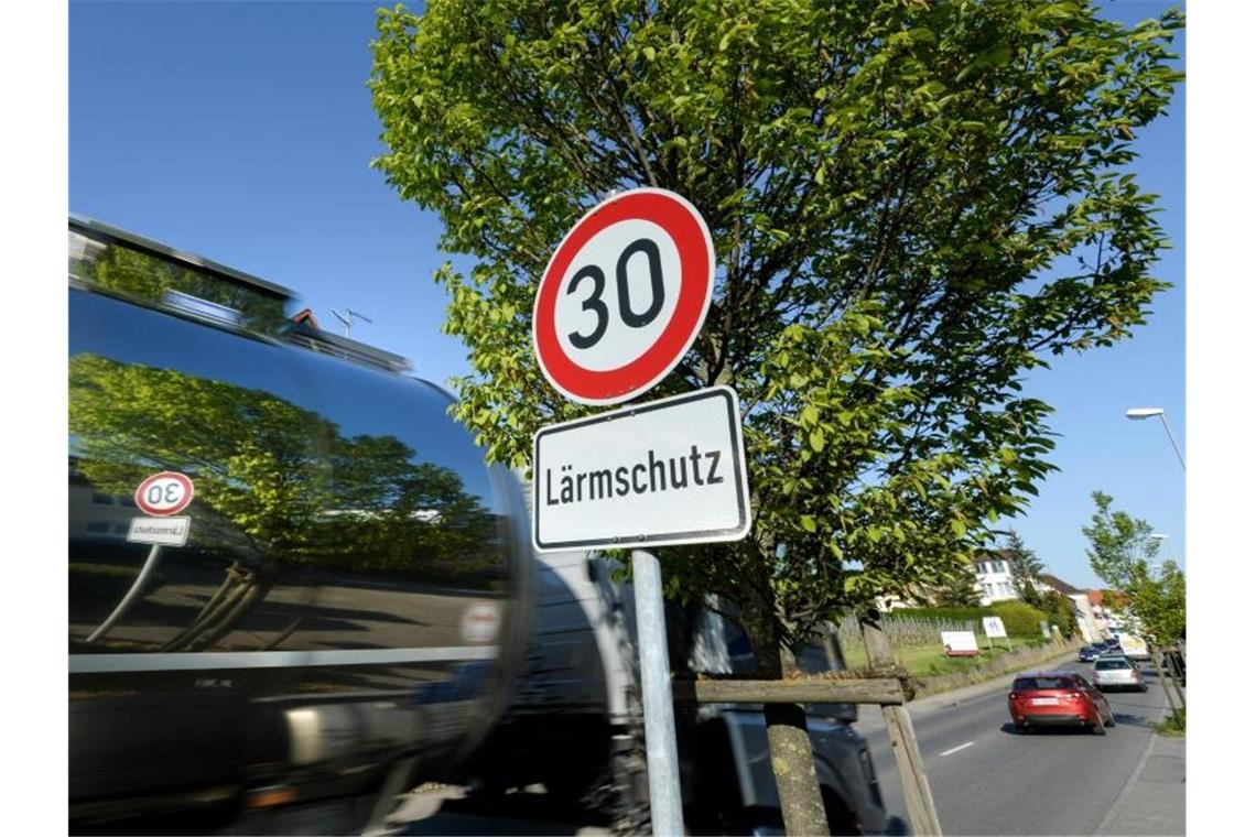 Ein Tempo-30-Schild steht an einer Bundesstraße. Foto: Felix Kästle/dpa/Symbolbild