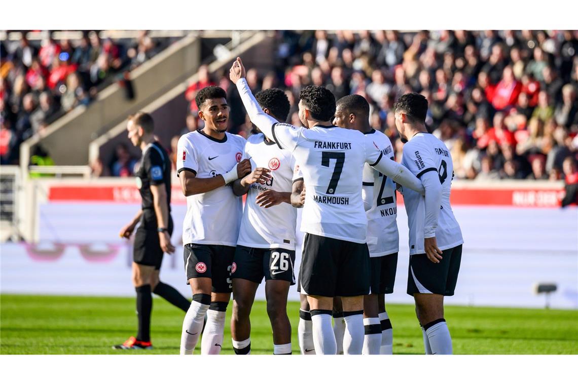 Eintracht Frankfurt profitierte beim Gastspiel in Heidenheim von einem kuriosen Eigentor der Gastgeber.