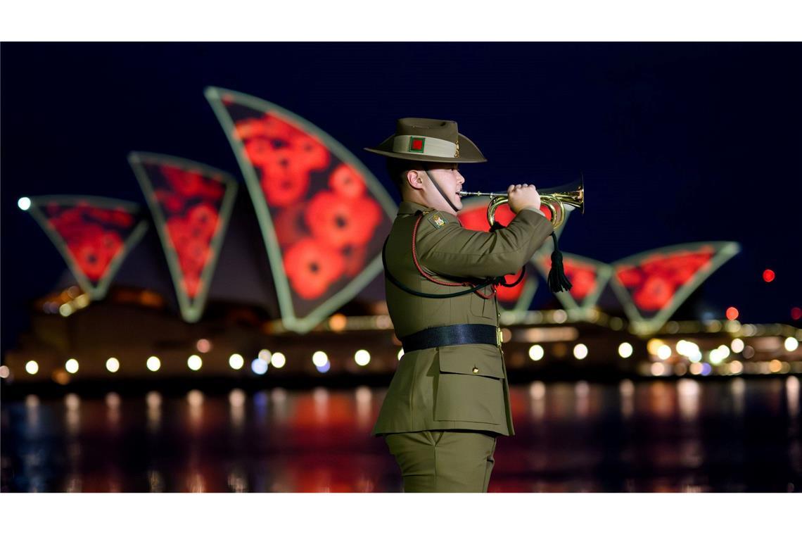 EinTrompeter der australischen Militärkapelle spielt während der Morgenandacht zum Remembrance Day am Sydney Opera House.