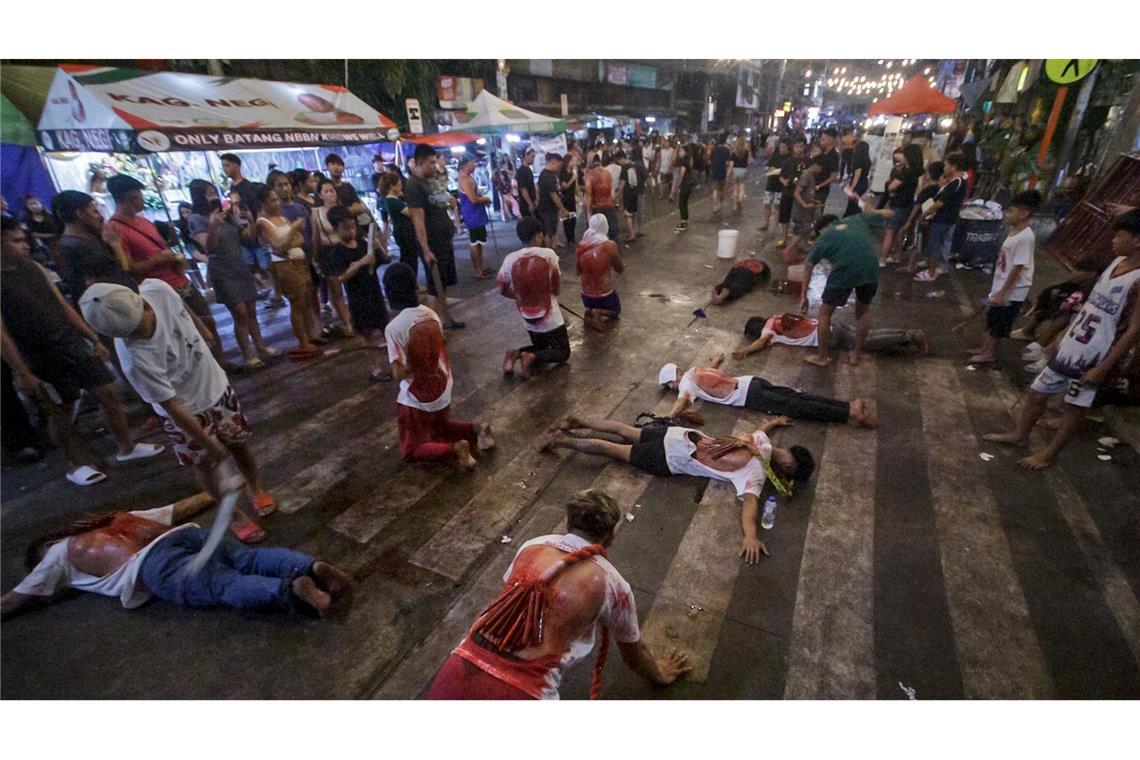 Blutige Karfreitags-Rituale auf den Philippinen Einwohner von Bangkulasi schlagen sich mit Bambuspeitschen auf den Rücken, um Buße zu tun, sagen sie.