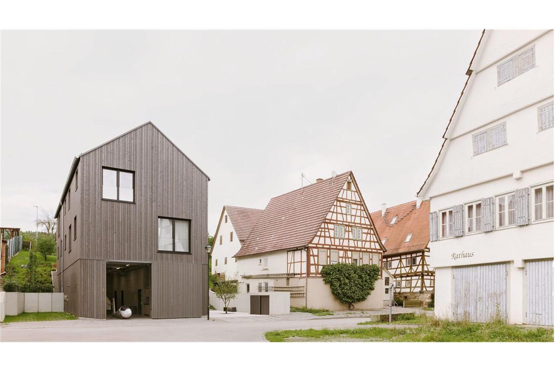 Einziger Wohnbau von Stuttgarter Architekten ist jener von LIMA Architekten. Sie  haben   ein Wohnhaus für zwei Familien samt . . . e Fliegerscheune samt Mehrfamilienhaus in Ammerbuch (Landkreis Tübingen) entworfen.