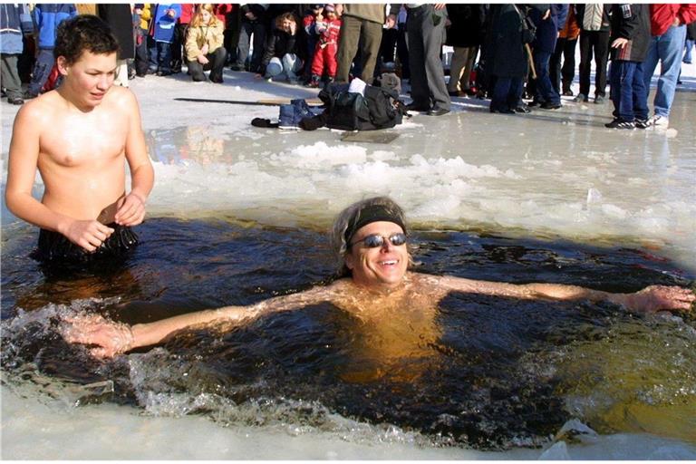 Eisbad im Titisee bei Titisee-Neustadt im Schwarzwald: Zwei Männer wagen sich in die eiskalten Fluten.