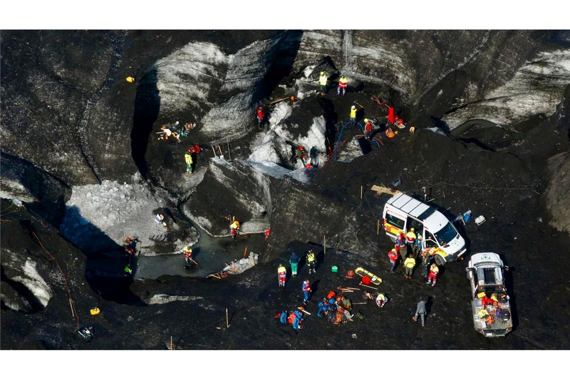 Eishöhlenunglück auf Island: Rettungsteams sind im Einsatz, nachdem eine Eishöhle am Breidamerkurjökull-Gletscher teilweise eingestürzt ist. Eine geführte Tour in der Nähe der beeindruckenden Gletscherlagune Jökulsarlon endet nun mit einem tragischen Unglück.