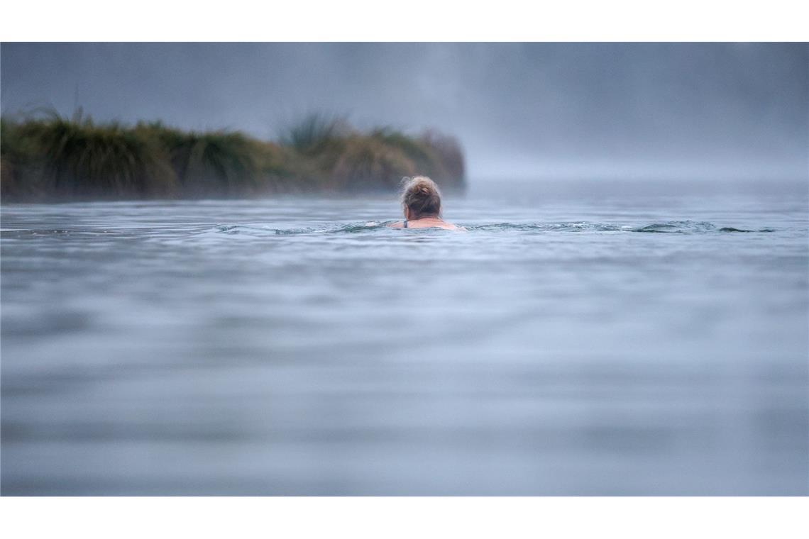 Eiskalter Nebel: Frau trotzt Temperaturen im Schwarzachtalsee