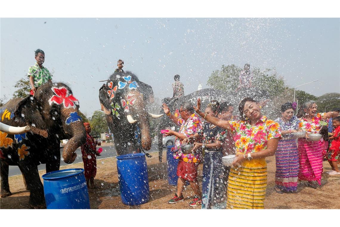 Elefanten bespritzen Menschen während der Feierlichkeiten zum Songkran-Wasserfest im thailändischen Ayutthaya. Das buddhistische Neujahrsfest wird vom 13. bis 15. April gefeiert - und von ausgelassenen Wasserschlachten begleitet.