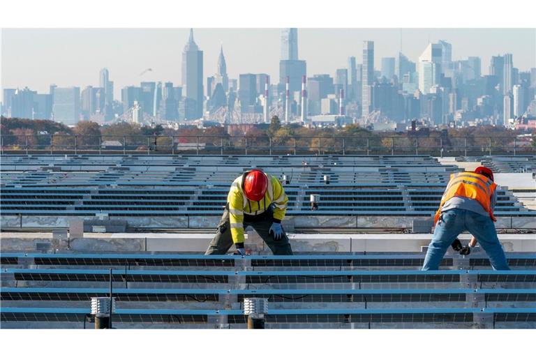 Elektriker installieren im New Yorker Stadtteil Queens Solarpaneele. Die US-Regierung hebt Zoll-Ausnahmen für bestimmte Solar-Importe auf.