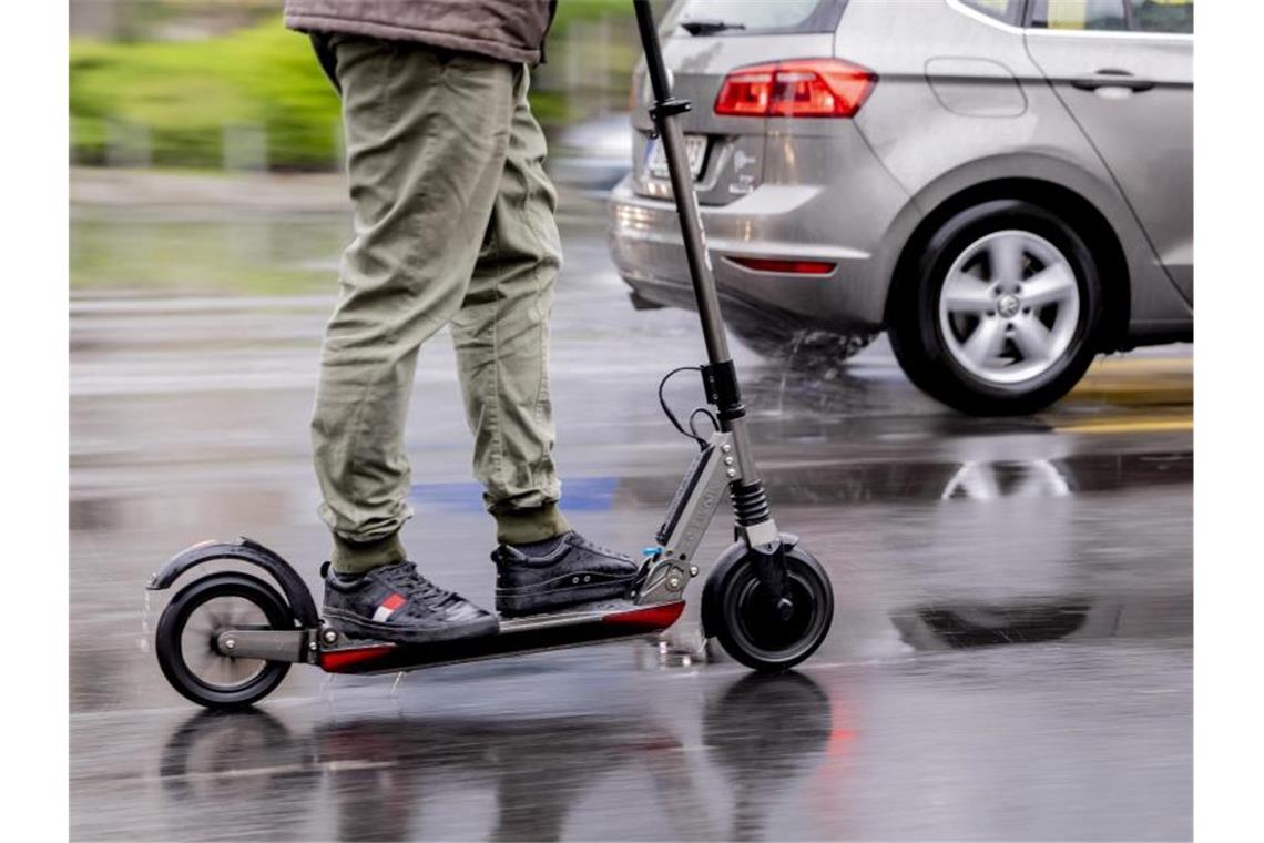 Erste E-Scooter-Unfallbilanz: Schäden wie bei Mofas Elektro-Stehroller im Verkehr sind ähnlich unfallträchtig wie Mofas und Mopeds, betont der Gesamtverband der Deutschen Versicherungswirtschaft. Foto: Christoph Soeder/dpa