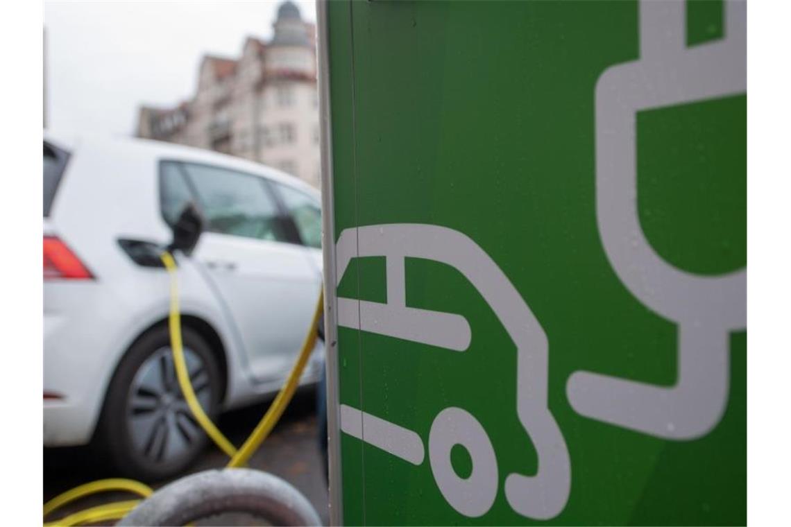 Elektroautos werden an einer Ladesäule aufgeladen. Foto: Hendrik Schmidt/dpa-Zentralbild/dpa/Symbolbild