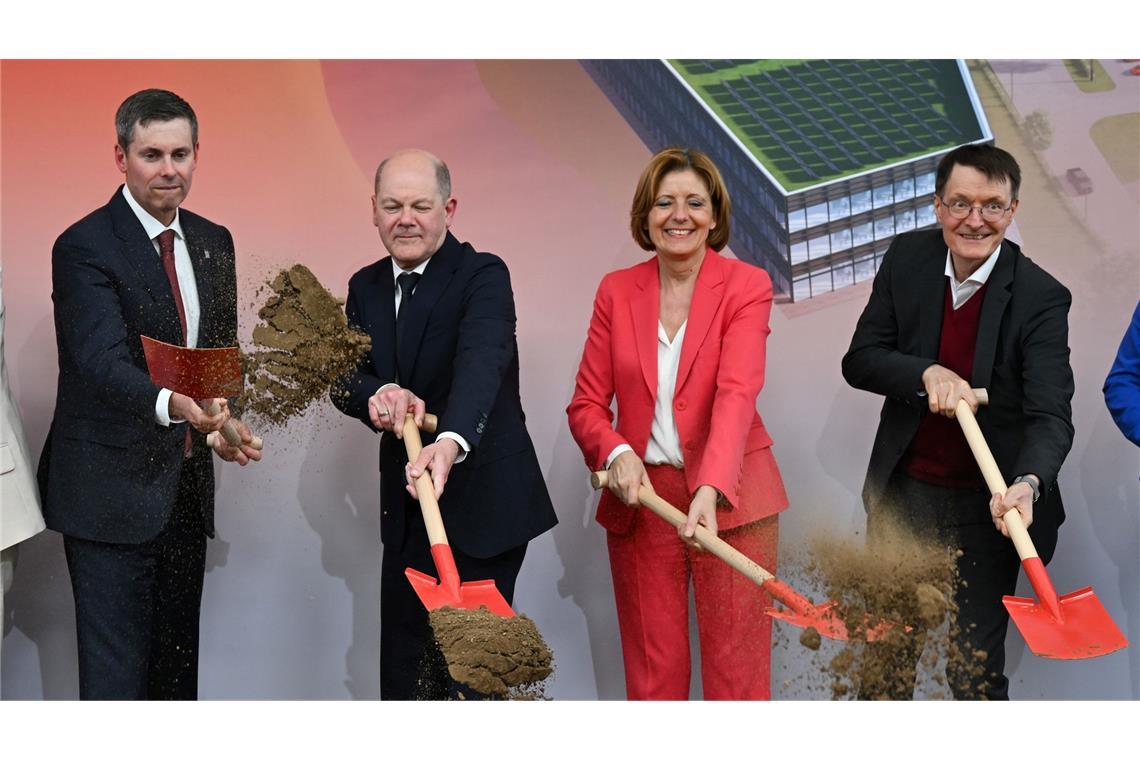 Eli-Lilly-Vorstandschef Dave Ricks (l-r), Bundeskanzler Olaf Scholz, die rheinland-pfälzische Ministerpräsidentin Malu Dreyer und Bundesgesundheitsminister Karl Lauterbach beim symbolischen Spatenstich in Alzey.