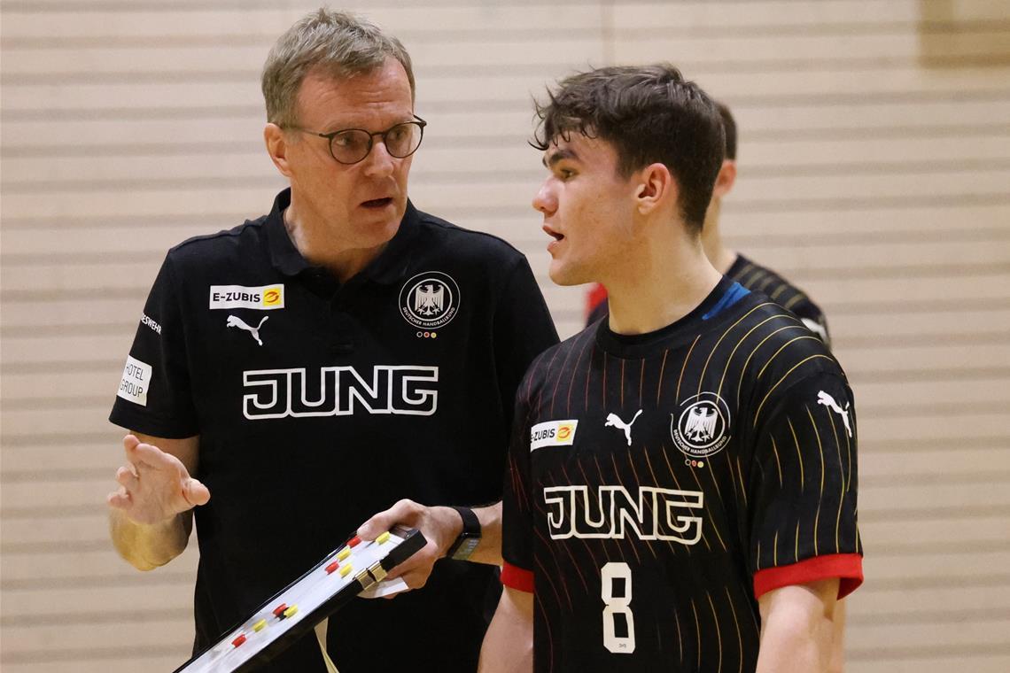 Elias Newel (rechts) im Gespräch mit Bundestrainer Martin Heuberger. Foto: Alexander Hornauer