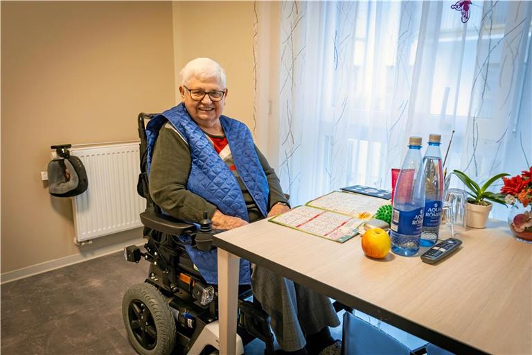 Elisabeth Sakal löst gerne Sudokus und Kreuzworträtsel. Ein Rätselheft liegt meistens auf dem Tisch in ihrem Zimmer. Foto: Alexander Becher 