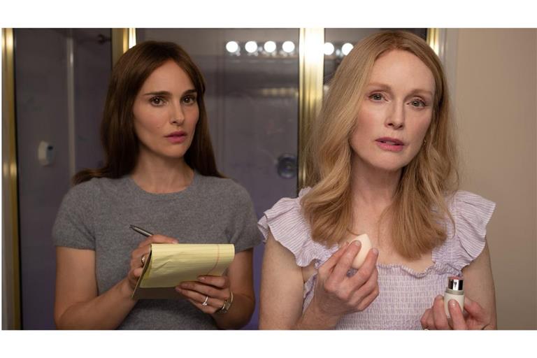 Elizabeth Berry (Natalie Portman,l.) und die einst verurteilte Sexualstraftäterin Gracie (Julianne Moore) in „May December“.