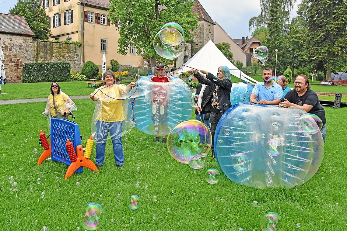 Elke Tigli, Tanja Uter, Jens Pustlauk, Sara Holp, Mohammad Albadavi, Petra Baader und Armin Holp (von links) lassen sich die Laune nach dem Schauer nicht verderben. Die Vielfaltgames im Stadtgarten fallen aber so gut wie ins Wasser. Foto: Tobias Sellmaier