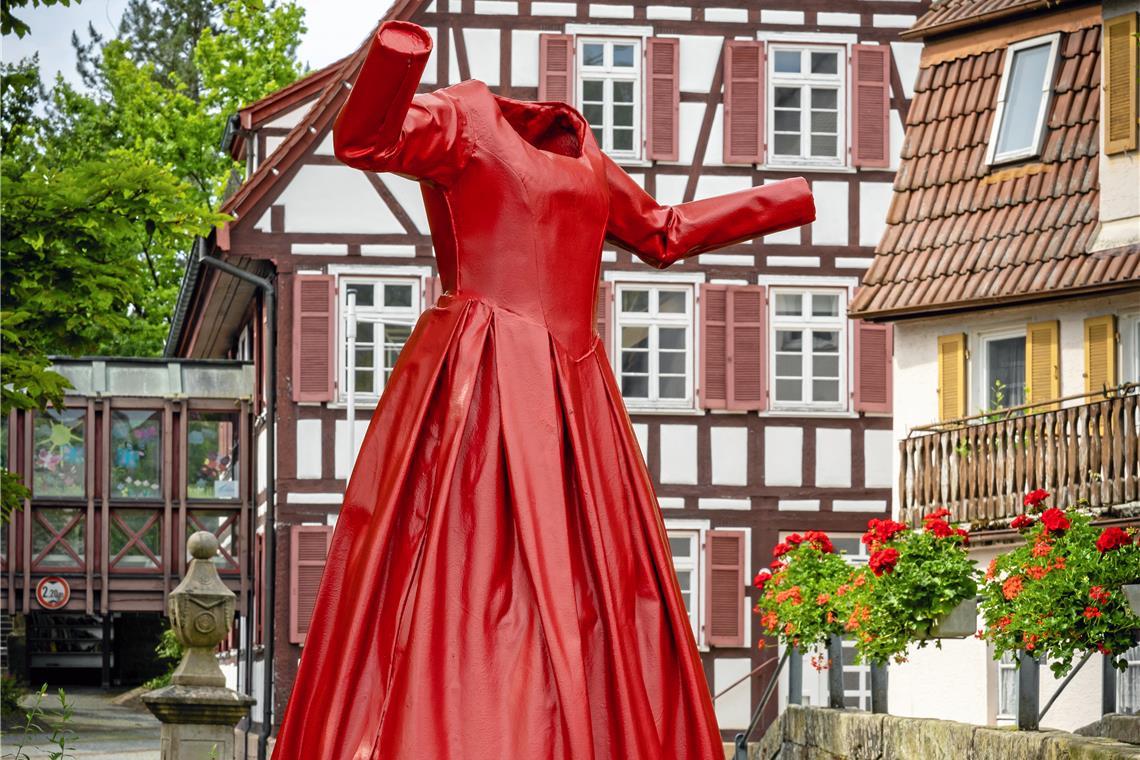 „Ella“ heißt das rote Kleid der freischaffenden Künstlerin Anja Luithle, das sich am Marktplatz dreht.