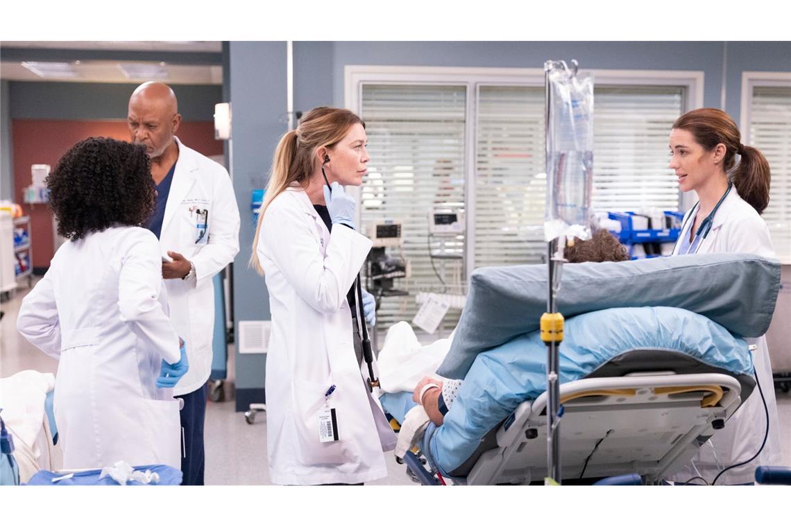 Ellen Pompeo (l) spielt in der 19. Staffel der Arztserie "Grey's Anatomy" Dr. Meredith Grey an der Seite von Adelaide Kane als Jules Millin in (undatierte Filmszene).