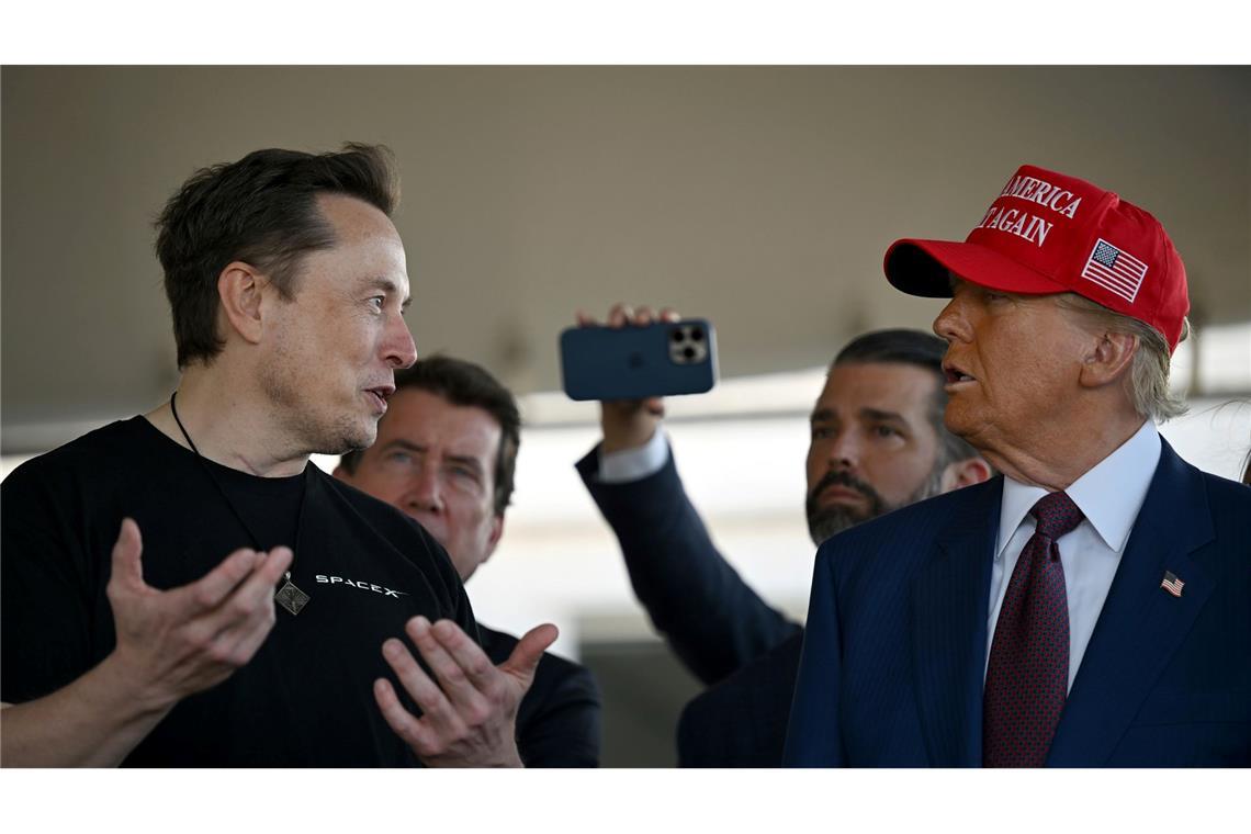 Elon Musk spricht mit dem designierten US-Präsidenten Donald Trump vor dem Start des sechsten Testflugs der SpaceX Starship-Rakete in Boca Chica, Texas.