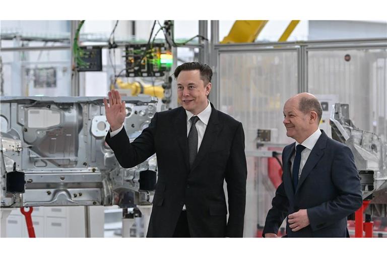 Elon Musk und Olaf Scholz bei der Eröffnung der Tesla-Fabrik Berlin Brandenburg (Archivbild)