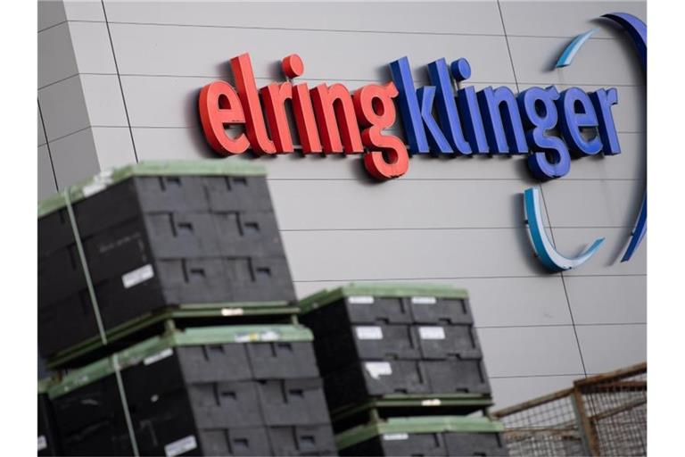 „ElringKlinger“ steht auf einer Wand auf dem Gelände des Autozulieferers. Foto: Tom Weller/dpa/Symbolbild