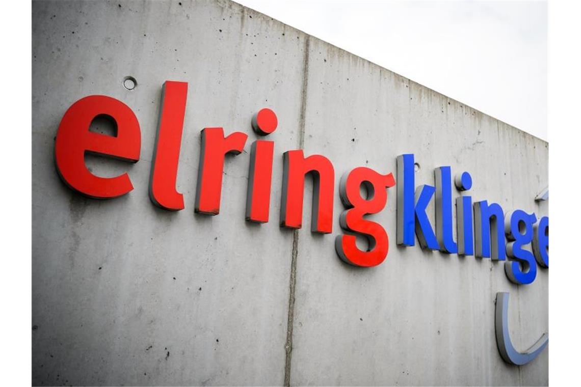 „ElringKlinger“ steht auf einer Wand auf dem Gelände des Autozulieferers. Foto: Sina Schuldt/dpa/Archivbild