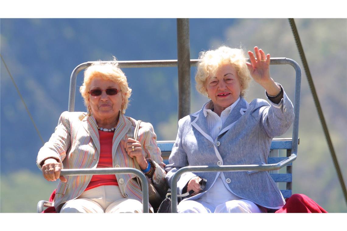 Elvira Becker (rechts) 2009 im Sessellift auf dem Weg zu einer Skihütte bei Sankt Moritz.