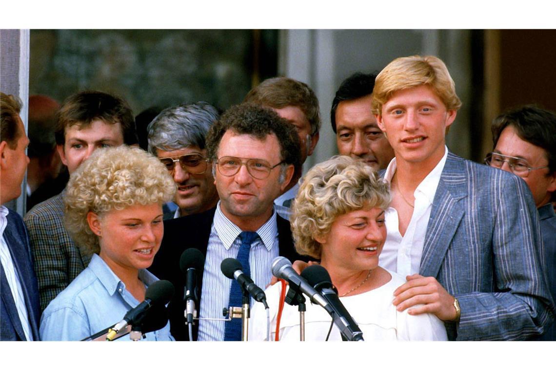 Elvira Becker (rechts) mit ihrem Sohn Boris, der nach dem Wimbledon-Sieg in Leimen empfangen wird. Dabei auch Vater Karl-Heinz und Birgit Becker (Schwester von Boris).